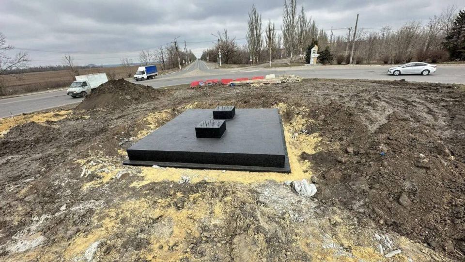 В Макеевке на кольце 4/13 уже установили фундамент для новой стелы В Макеевке на кольце 4/13 уже установили фундамент для новой стелы