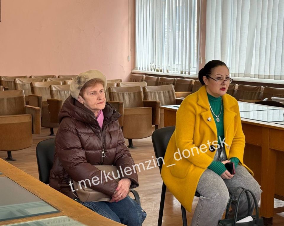 Сегодня первый заместитель главы администрации г.о. Донецк Виктор Моисеенков провёл приём граждан в общественной приёмной Донецкого городского местного отделения партии «Единая Россия» Сегодня первый заместитель главы администрации г.о. Донецк Виктор Моисеенков провёл приём граждан в общественной приёмной Донецкого городского местного отделения партии «Единая Россия»