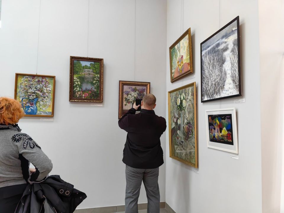 Сегодня состоялось открытие выставочного зала имени А.И. Куинджи - начала работать выставка живописи: в зале экспонируются картины, подаренные художниками Мариупольскому краеведческому музею Сегодня состоялось открытие выставочного зала имени А.И. Куинджи - начала работать выставка живописи: в зале экспонируются картины, подаренные художниками Мариупольскому краеведческому музею