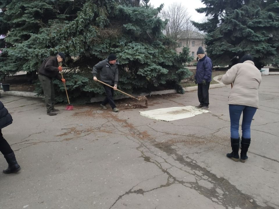 Сотрудники Мироновского поселкового Дворца культуры, активно и организованно приняли участие в очистке территории после зимнего периода, вооружившись необходимым инвентарем и хорошим настроением Сотрудники Мироновского поселкового Дворца культуры, активно и организованно приняли участие в очистке территории после зимнего периода, вооружившись необходимым инвентарем и хорошим настроением