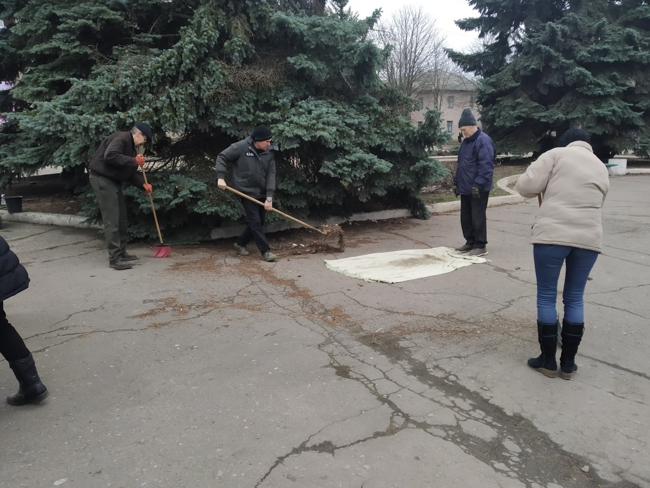 Сотрудники Мироновского поселкового Дворца культуры, активно и организованно приняли участие в очистке территории после зимнего периода, вооружившись необходимым инвентарем и хорошим настроением Сотрудники Мироновского поселкового Дворца культуры, активно и организованно приняли участие в очистке территории после зимнего периода, вооружившись необходимым инвентарем и хорошим настроением