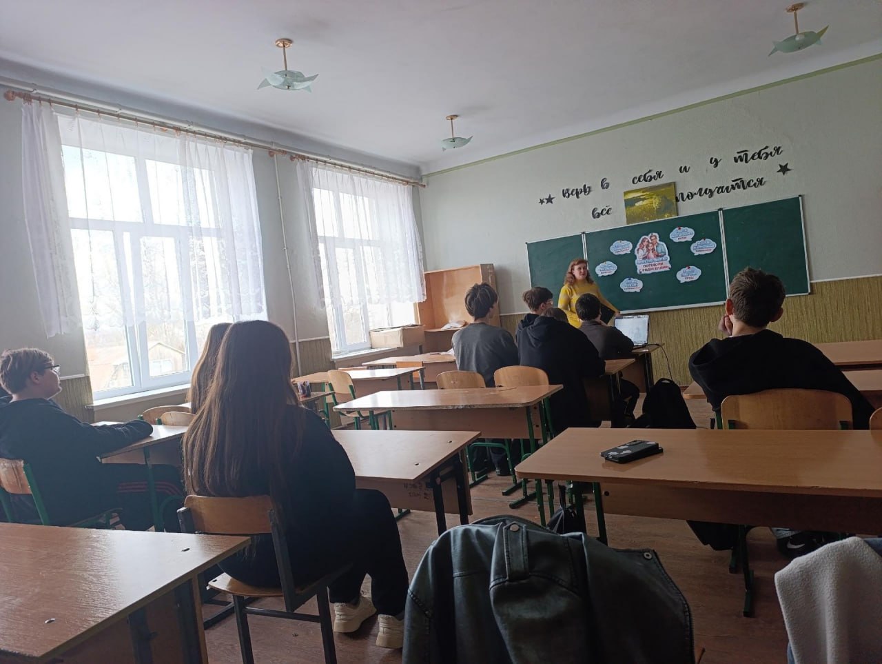 В Докучаевске прошли тематические уроки ко Дню воссоединения Крыма с Россией В Докучаевске прошли тематические уроки ко Дню воссоединения Крыма с Россией