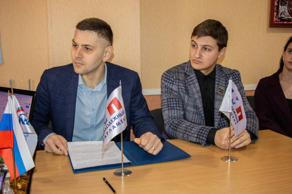 Подписали соглашение с Дворцом культуры шахты им. Абакумова Подписали соглашение с Дворцом культуры шахты им. Абакумова