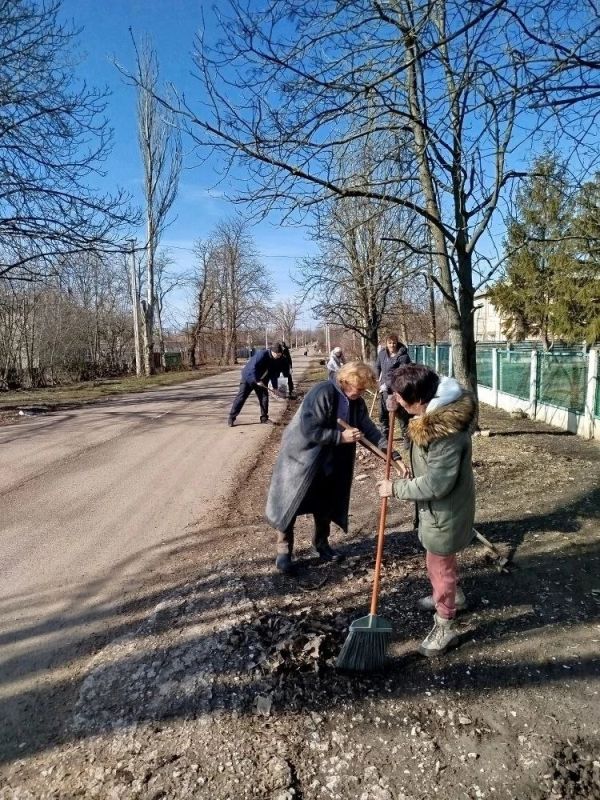В рамках двухмесячника по благоустройству в Володарском муниципальном округе прошел субботник В рамках двухмесячника по благоустройству в Володарском муниципальном округе прошел субботник