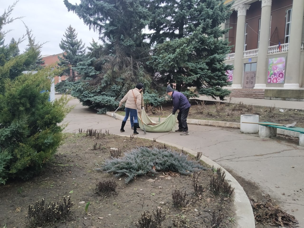 Сотрудники Мироновского поселкового Дворца культуры, активно и организованно приняли участие в очистке территории после зимнего периода, вооружившись необходимым инвентарем и хорошим настроением Сотрудники Мироновского поселкового Дворца культуры, активно и организованно приняли участие в очистке территории после зимнего периода, вооружившись необходимым инвентарем и хорошим настроением