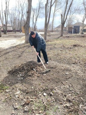 Сотрудники сектора спорта и туризма присоединились к общегородскому субботнику