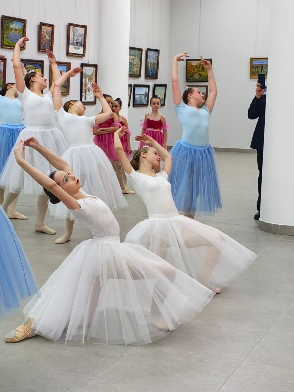 Сегодня состоялось открытие выставочного зала имени А.И. Куинджи - начала работать выставка живописи: в зале экспонируются картины, подаренные художниками Мариупольскому краеведческому музею Сегодня состоялось открытие выставочного зала имени А.И. Куинджи - начала работать выставка живописи: в зале экспонируются картины, подаренные художниками Мариупольскому краеведческому музею