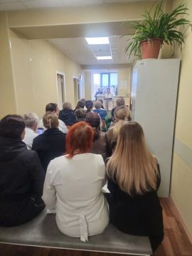 Сегодня депутат Тельмановского муниципального совета Юлия Линник организовала встречу с коллективом ГБУ ДНР «Центральная районная больница Тельмановского района»