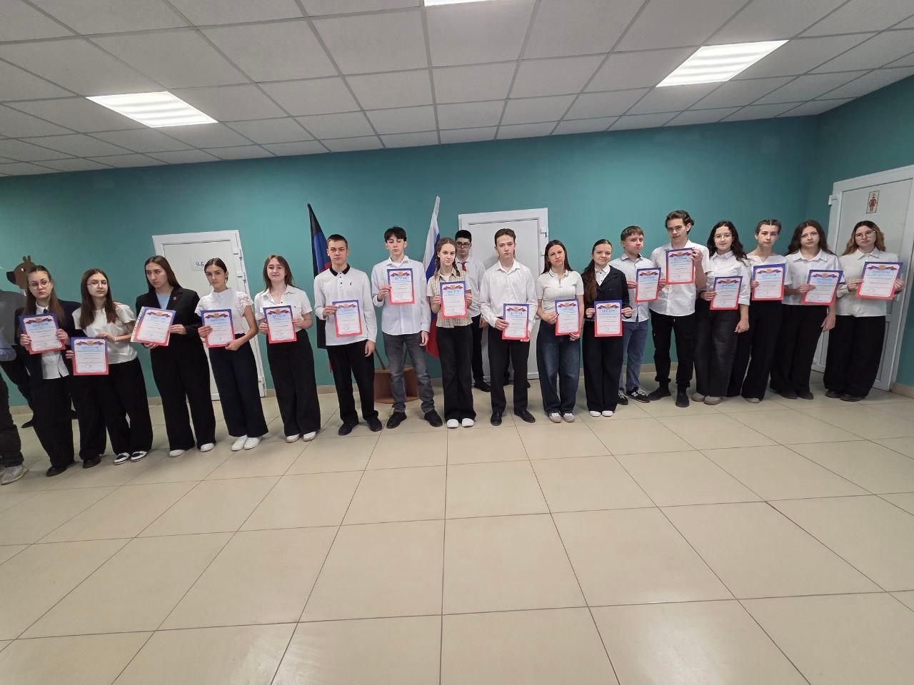 В Докучаевске прошли тематические уроки ко Дню воссоединения Крыма с Россией В Докучаевске прошли тематические уроки ко Дню воссоединения Крыма с Россией