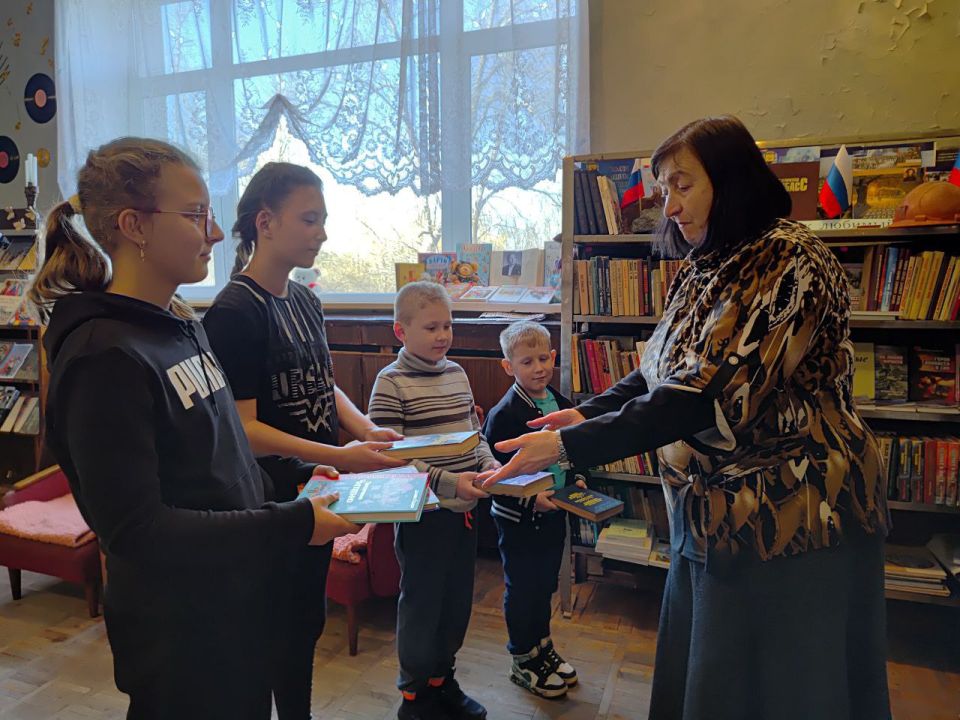 Акция «Фонд Знаний». Участники творческих коллективов Дворца культуры «Лидиевка» приняли участие в Федеральной акции «Фонд Знаний», собрав значительное количество книг для библиотеки – филиала № 9 Централизованной... Акция «Фонд Знаний». Участники творческих коллективов Дворца культуры «Лидиевка» приняли участие в Федеральной акции «Фонд Знаний», собрав значительное количество книг для библиотеки – филиала № 9 Централизованной...