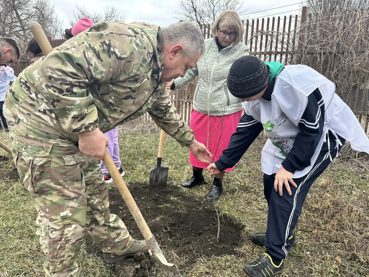 В преддверии Международного дня леса в Донецке заложили «Сад памяти» и открыли новое школьное лесничество В преддверии Международного дня леса в Донецке заложили «Сад памяти» и открыли новое школьное лесничество