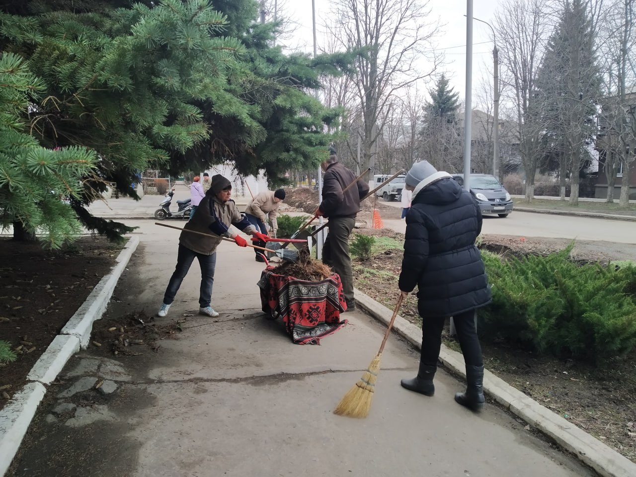 Сотрудники Мироновского поселкового Дворца культуры, активно и организованно приняли участие в очистке территории после зимнего периода, вооружившись необходимым инвентарем и хорошим настроением Сотрудники Мироновского поселкового Дворца культуры, активно и организованно приняли участие в очистке территории после зимнего периода, вооружившись необходимым инвентарем и хорошим настроением