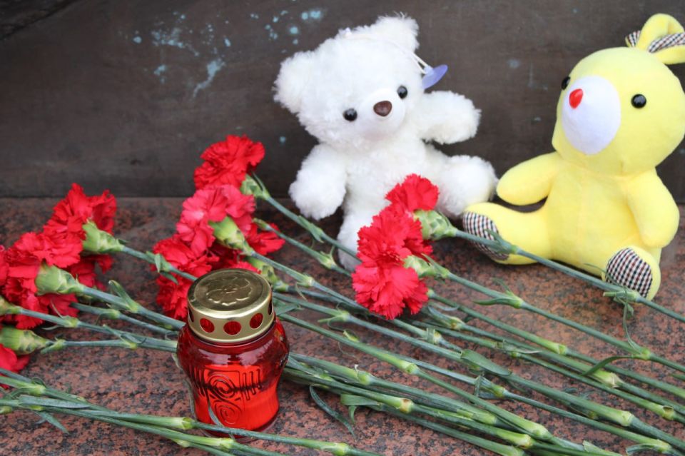 Александр Петрикин: Сегодня, в преддверии второй годовщины теракта в «Крокус Сити Холле», совместно со своими заместителями, управляющим делами и сотрудниками администрации округа возложили цветы к памятнику «Детям- жертвам... Александр Петрикин: Сегодня, в преддверии второй годовщины теракта в «Крокус Сити Холле», совместно со своими заместителями, управляющим делами и сотрудниками администрации округа возложили цветы к памятнику «Детям- жертвам...