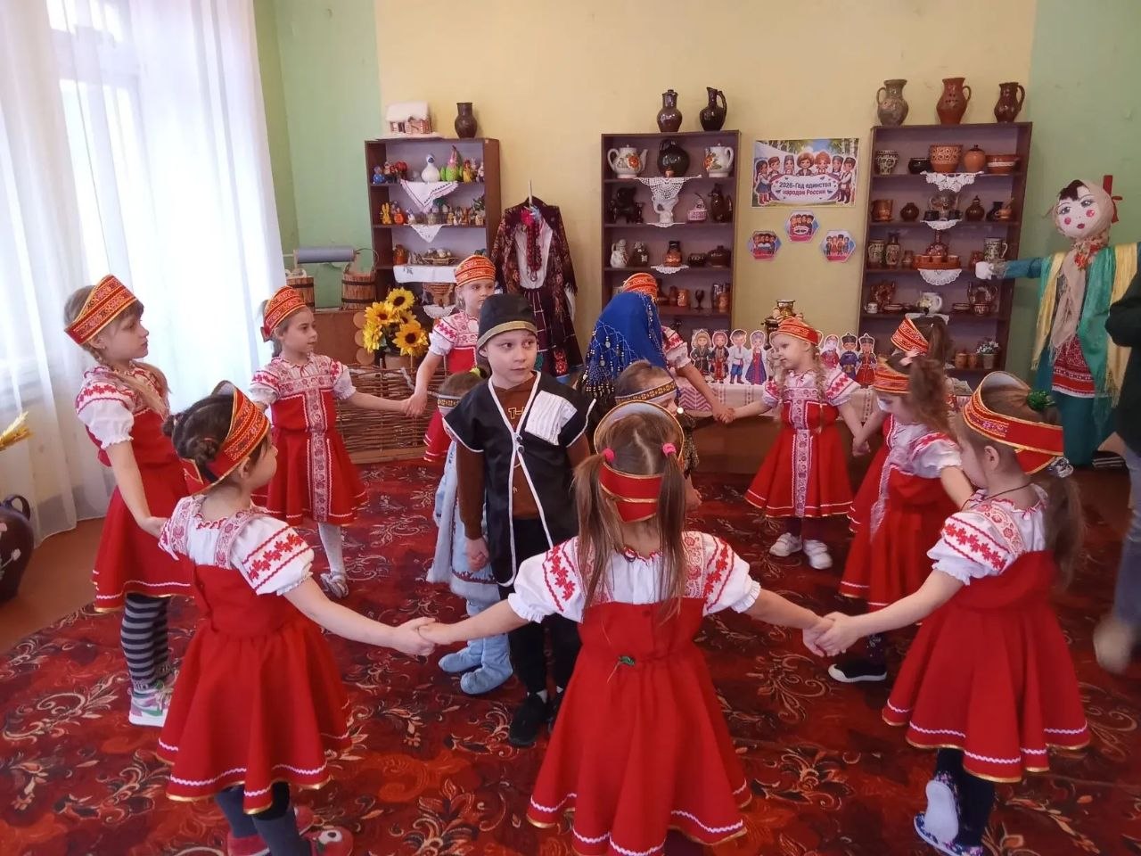 В дошкольном подразделении ГБОУ "Светлодарский УВК г. о. Дебальцево" состоялось замечательное тематическое мероприятие "Будем жить в единстве дружном!" В дошкольном подразделении ГБОУ "Светлодарский УВК г. о. Дебальцево" состоялось замечательное тематическое мероприятие "Будем жить в единстве дружном!"