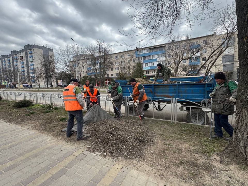 Антон Кольцов: Провели еженедельный общегородской субботник Антон Кольцов: Провели еженедельный общегородской субботник