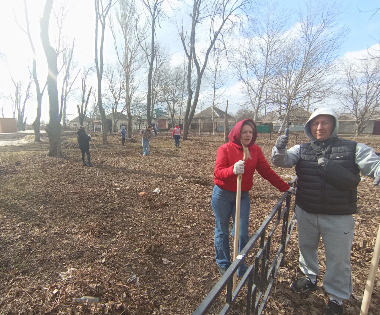 Сотрудники сектора спорта и туризма присоединились к общегородскому субботнику Сотрудники сектора спорта и туризма присоединились к общегородскому субботнику