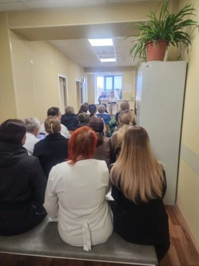 Сегодня депутат Тельмановского муниципального совета Юлия Линник организовала встречу с коллективом ГБУ ДНР «Центральная районная больница Тельмановского района»