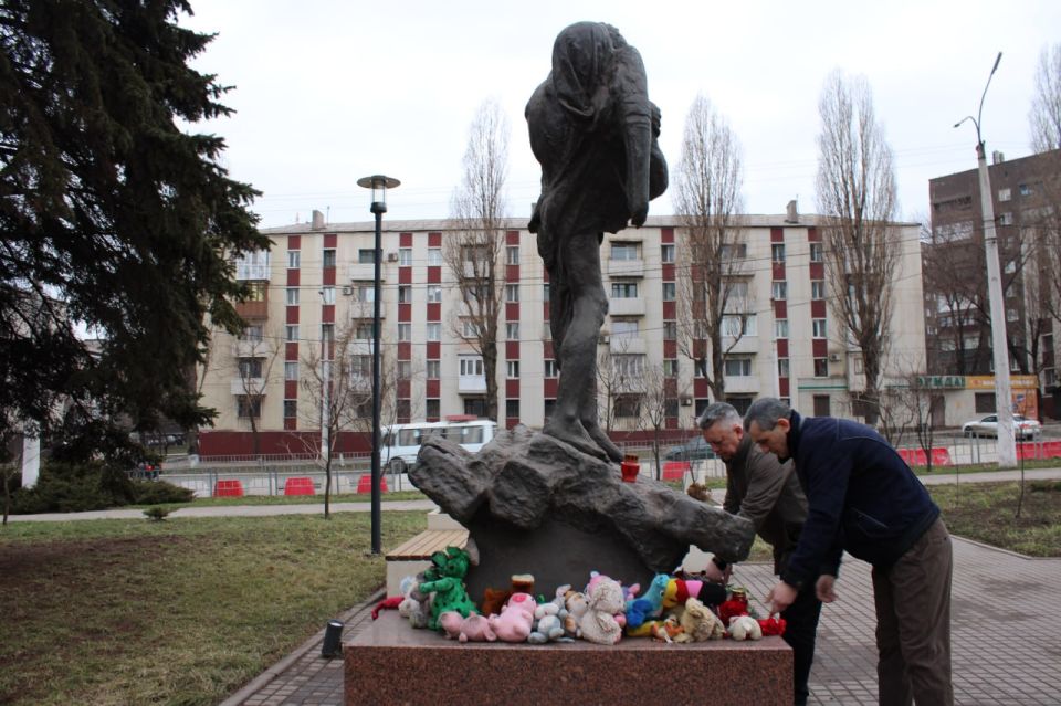 Александр Петрикин: Сегодня, в преддверии второй годовщины теракта в «Крокус Сити Холле», совместно со своими заместителями, управляющим делами и сотрудниками администрации округа возложили цветы к памятнику «Детям- жертвам... Александр Петрикин: Сегодня, в преддверии второй годовщины теракта в «Крокус Сити Холле», совместно со своими заместителями, управляющим делами и сотрудниками администрации округа возложили цветы к памятнику «Детям- жертвам...