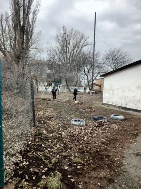 Сегодня, 20 марта, сотрудники МБУ «Дебальцевский центр культуры и досуга» в рамках экологического субботника навели порядок на закреплённой за учреждением территории в поселке 8 марта Сегодня, 20 марта, сотрудники МБУ «Дебальцевский центр культуры и досуга» в рамках экологического субботника навели порядок на закреплённой за учреждением территории в поселке 8 марта