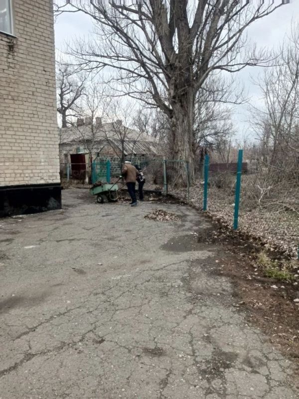 Сегодня, 20 марта, сотрудники МБУ «Дебальцевский центр культуры и досуга» в рамках экологического субботника навели порядок на закреплённой за учреждением территории в поселке 8 марта Сегодня, 20 марта, сотрудники МБУ «Дебальцевский центр культуры и досуга» в рамках экологического субботника навели порядок на закреплённой за учреждением территории в поселке 8 марта