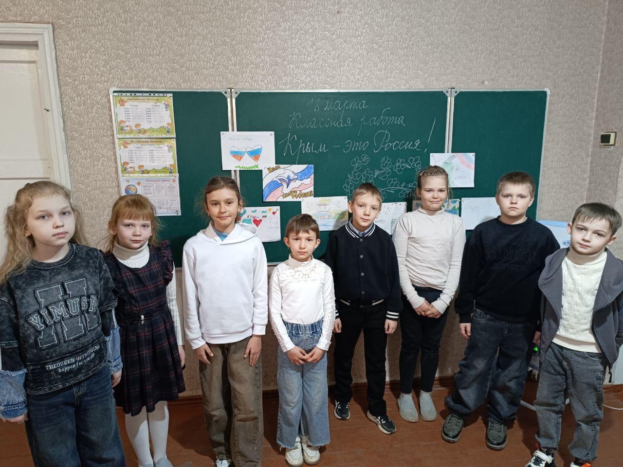 В Докучаевске прошли тематические уроки ко Дню воссоединения Крыма с Россией В Докучаевске прошли тематические уроки ко Дню воссоединения Крыма с Россией