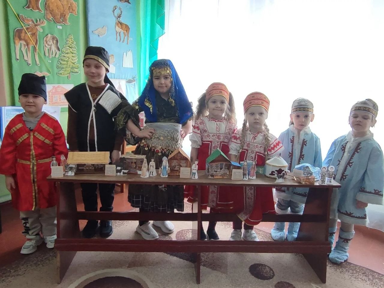 В дошкольном подразделении ГБОУ "Светлодарский УВК г. о. Дебальцево" состоялось замечательное тематическое мероприятие "Будем жить в единстве дружном!"