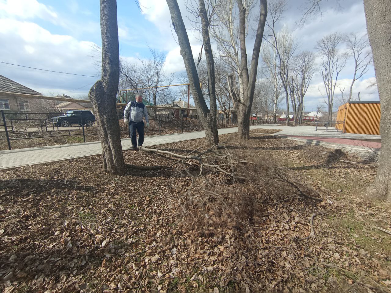 Сотрудники сектора спорта и туризма присоединились к общегородскому субботнику Сотрудники сектора спорта и туризма присоединились к общегородскому субботнику