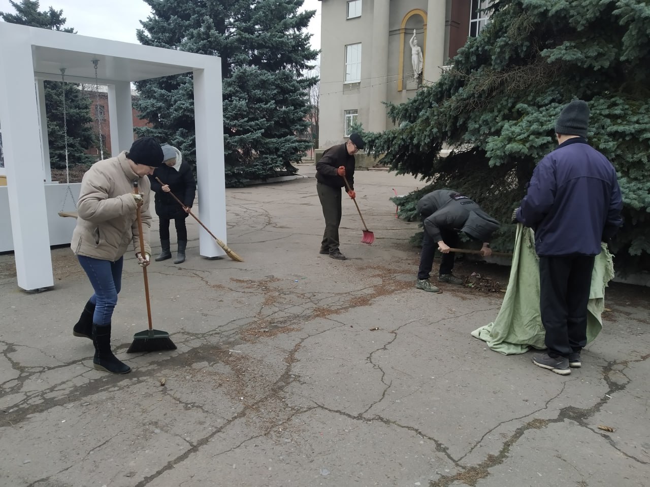 Сотрудники Мироновского поселкового Дворца культуры, активно и организованно приняли участие в очистке территории после зимнего периода, вооружившись необходимым инвентарем и хорошим настроением