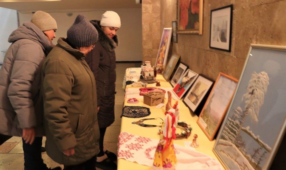 Выставка работ декоративно-прикладного искусства «Путешествие по регионам России» Выставка работ декоративно-прикладного искусства «Путешествие по регионам России»