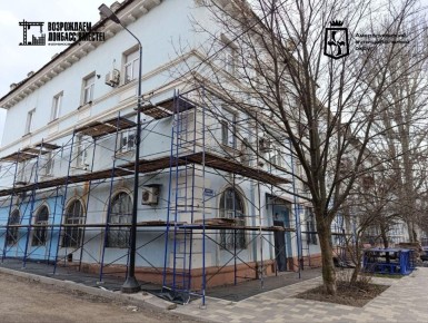 В центре Амвросиевки Амурская область начала ремонт фасадов домов