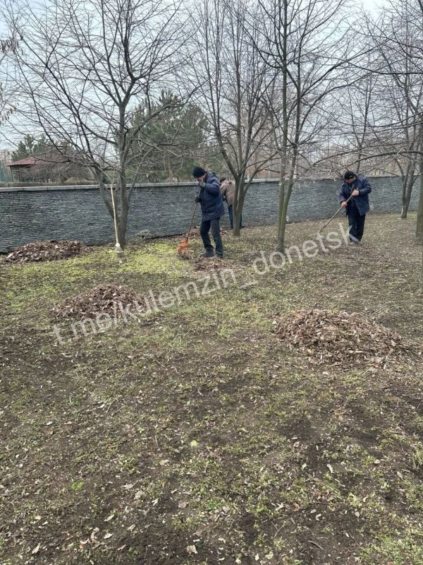 Сотрудники Дирекции парков продолжают работы по благоустройству парковых территорий Сотрудники Дирекции парков продолжают работы по благоустройству парковых территорий