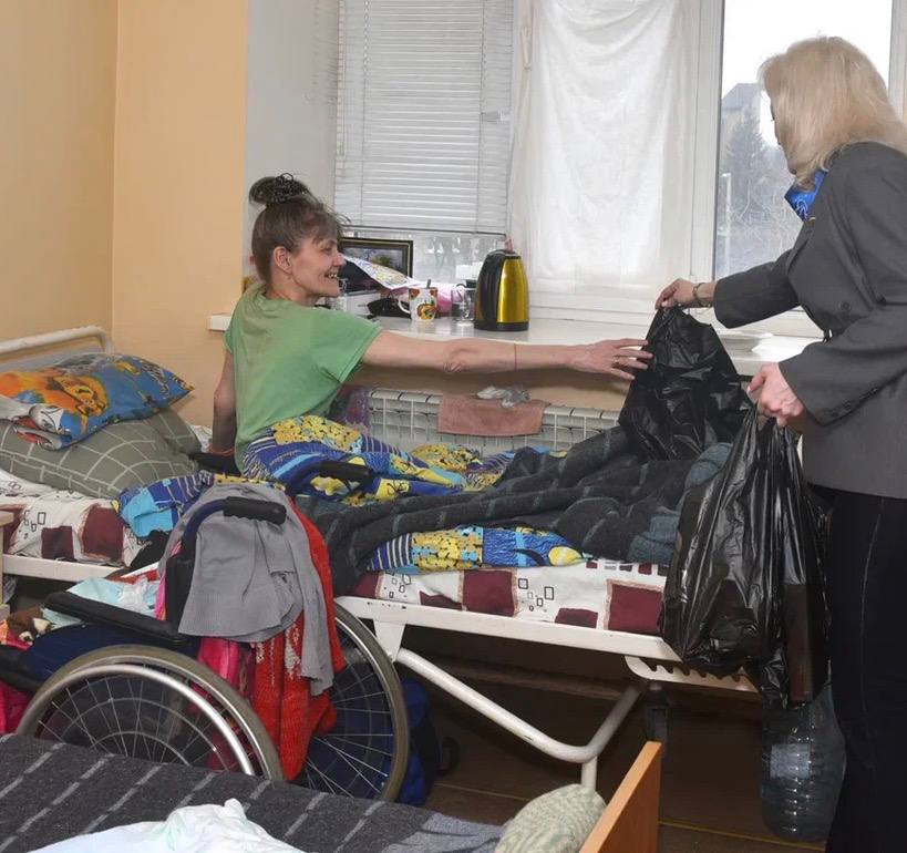 Представительницы Женского движения Единой России Ясиноватой традиционно проведали раненых бойцов, которые проходят лечение и реабилитацию в больнице города Представительницы Женского движения Единой России Ясиноватой традиционно проведали раненых бойцов, которые проходят лечение и реабилитацию в больнице города