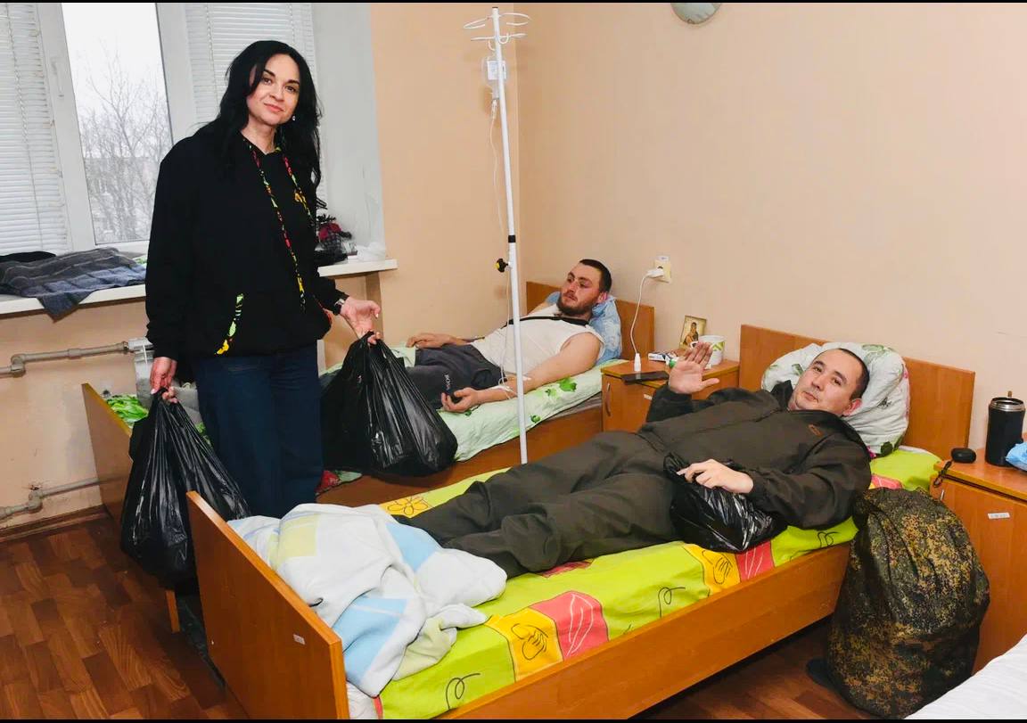 Представительницы Женского движения Единой России Ясиноватой традиционно проведали раненых бойцов, которые проходят лечение и реабилитацию в больнице города Представительницы Женского движения Единой России Ясиноватой традиционно проведали раненых бойцов, которые проходят лечение и реабилитацию в больнице города