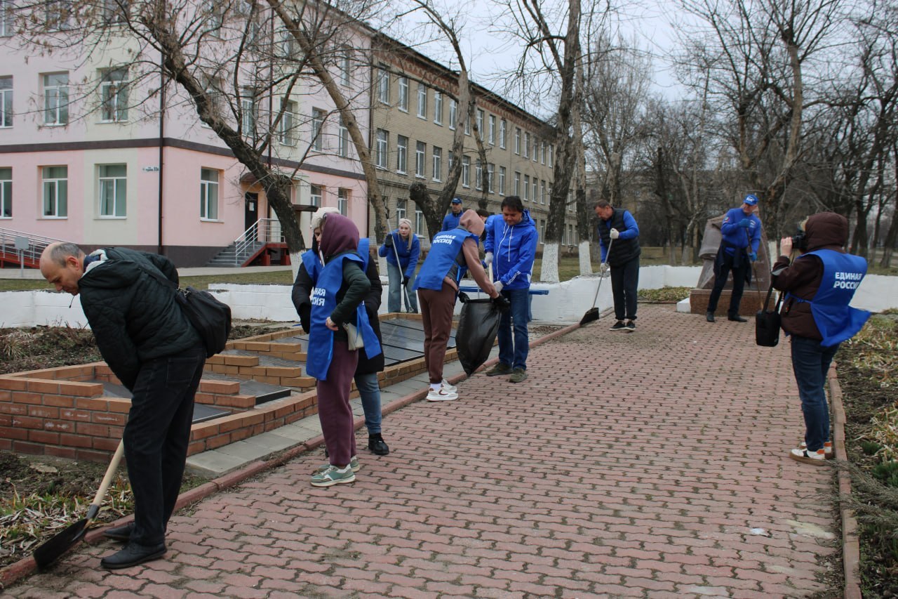 Сегодня, 21 марта 2026 года, депутаты Горловского городского совета и работники Аппарата Горловского городского совета Донецкой Народной Республики приняли участие в первом весеннем субботнике Сегодня, 21 марта 2026 года, депутаты Горловского городского совета и работники Аппарата Горловского городского совета Донецкой Народной Республики приняли участие в первом весеннем субботнике