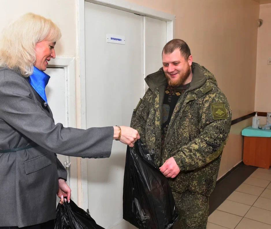 Представительницы Женского движения Единой России Ясиноватой традиционно проведали раненых бойцов, которые проходят лечение и реабилитацию в больнице города Представительницы Женского движения Единой России Ясиноватой традиционно проведали раненых бойцов, которые проходят лечение и реабилитацию в больнице города