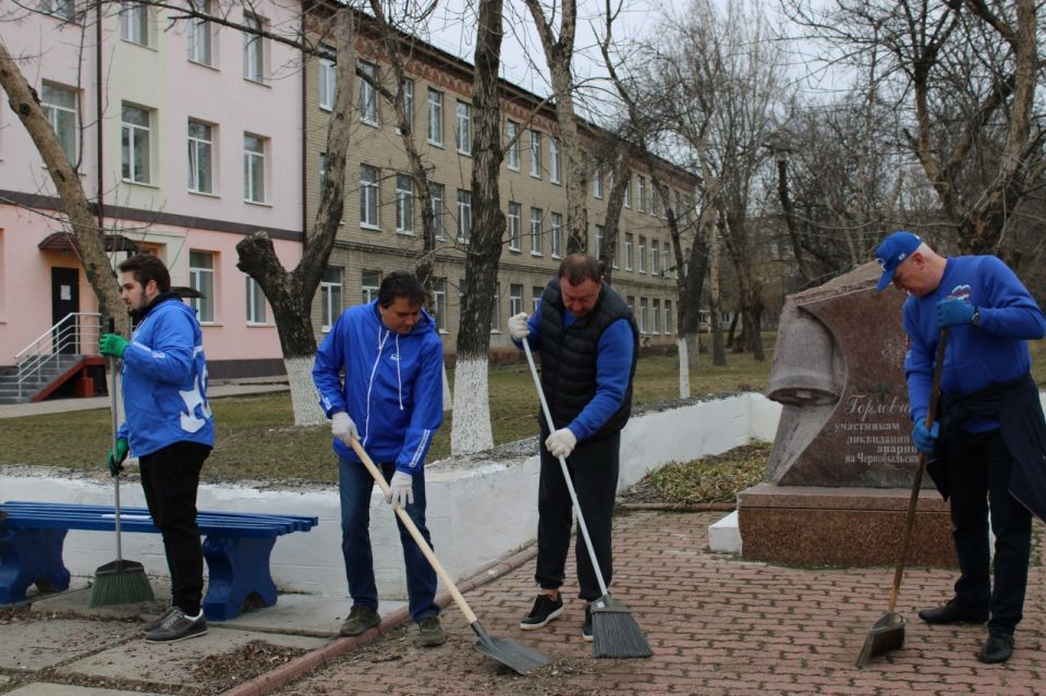 Сегодня, 21 марта 2026 года, депутаты Горловского городского совета и работники Аппарата Горловского городского совета Донецкой Народной Республики приняли участие в первом весеннем субботнике Сегодня, 21 марта 2026 года, депутаты Горловского городского совета и работники Аппарата Горловского городского совета Донецкой Народной Республики приняли участие в первом весеннем субботнике