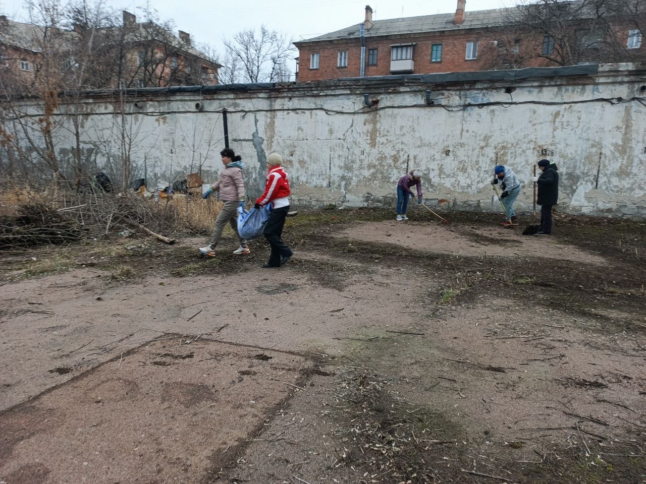 В Центрально-Городском районе Горловки состоялся субботник В Центрально-Городском районе Горловки состоялся субботник