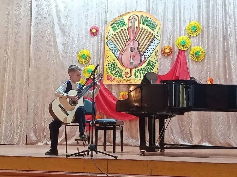 21 марта двери концертного зала Зугрэсской детской школы искусств вновь открылись для участников VIII Открытого фестиваля-конкурса исполнителей на народных инструментах и классической гитаре "Играй, гармонь! Звени, струна!" 21 марта двери концертного зала Зугрэсской детской школы искусств вновь открылись для участников VIII Открытого фестиваля-конкурса исполнителей на народных инструментах и классической гитаре "Играй, гармонь! Звени, струна!"