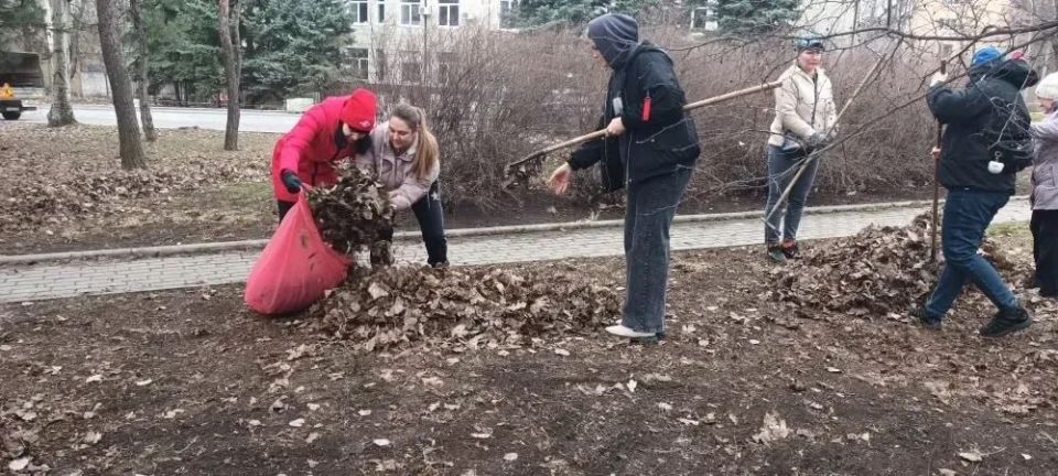 Елена Синецкая: Сегодня, 21 марта, в рамках партийного проекта "Городская среда" партии "Единая Россия" сотрудники Управы Калининского внутригородского района совместно с активистами общественной организации «Движение... Елена Синецкая: Сегодня, 21 марта, в рамках партийного проекта "Городская среда" партии "Единая Россия" сотрудники Управы Калининского внутригородского района совместно с активистами общественной организации «Движение...