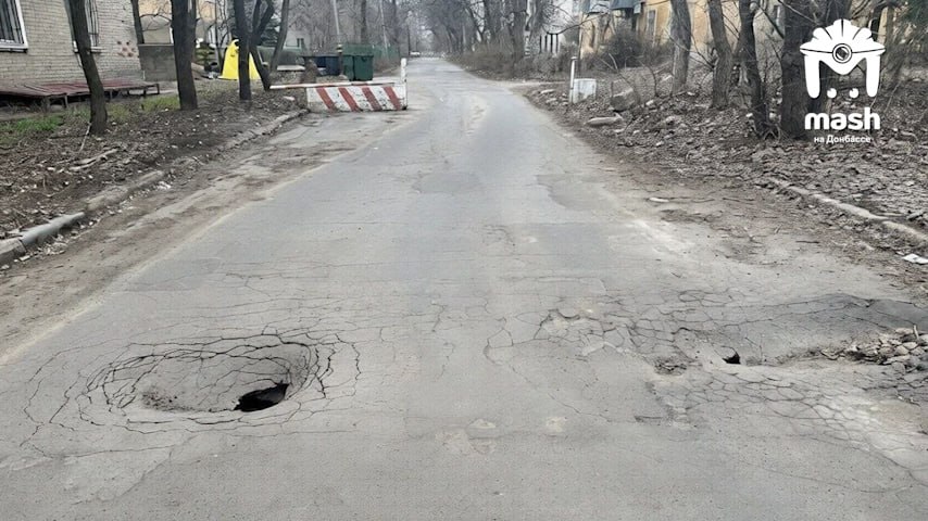 Весна шагает по Донецку, а вместе с ней уходит куда-то асфальт