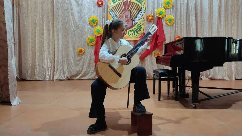 21 марта двери концертного зала Зугрэсской детской школы искусств вновь открылись для участников VIII Открытого фестиваля-конкурса исполнителей на народных инструментах и классической гитаре "Играй, гармонь! Звени, струна!" 21 марта двери концертного зала Зугрэсской детской школы искусств вновь открылись для участников VIII Открытого фестиваля-конкурса исполнителей на народных инструментах и классической гитаре "Играй, гармонь! Звени, струна!"