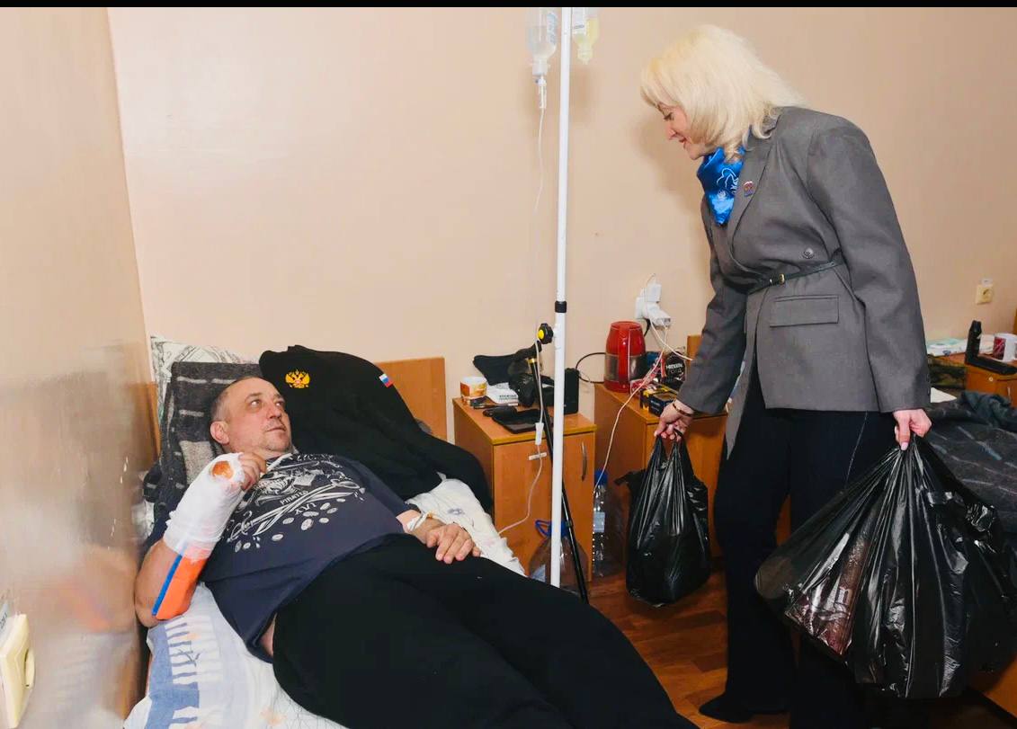 Представительницы Женского движения Единой России Ясиноватой традиционно проведали раненых бойцов, которые проходят лечение и реабилитацию в больнице города