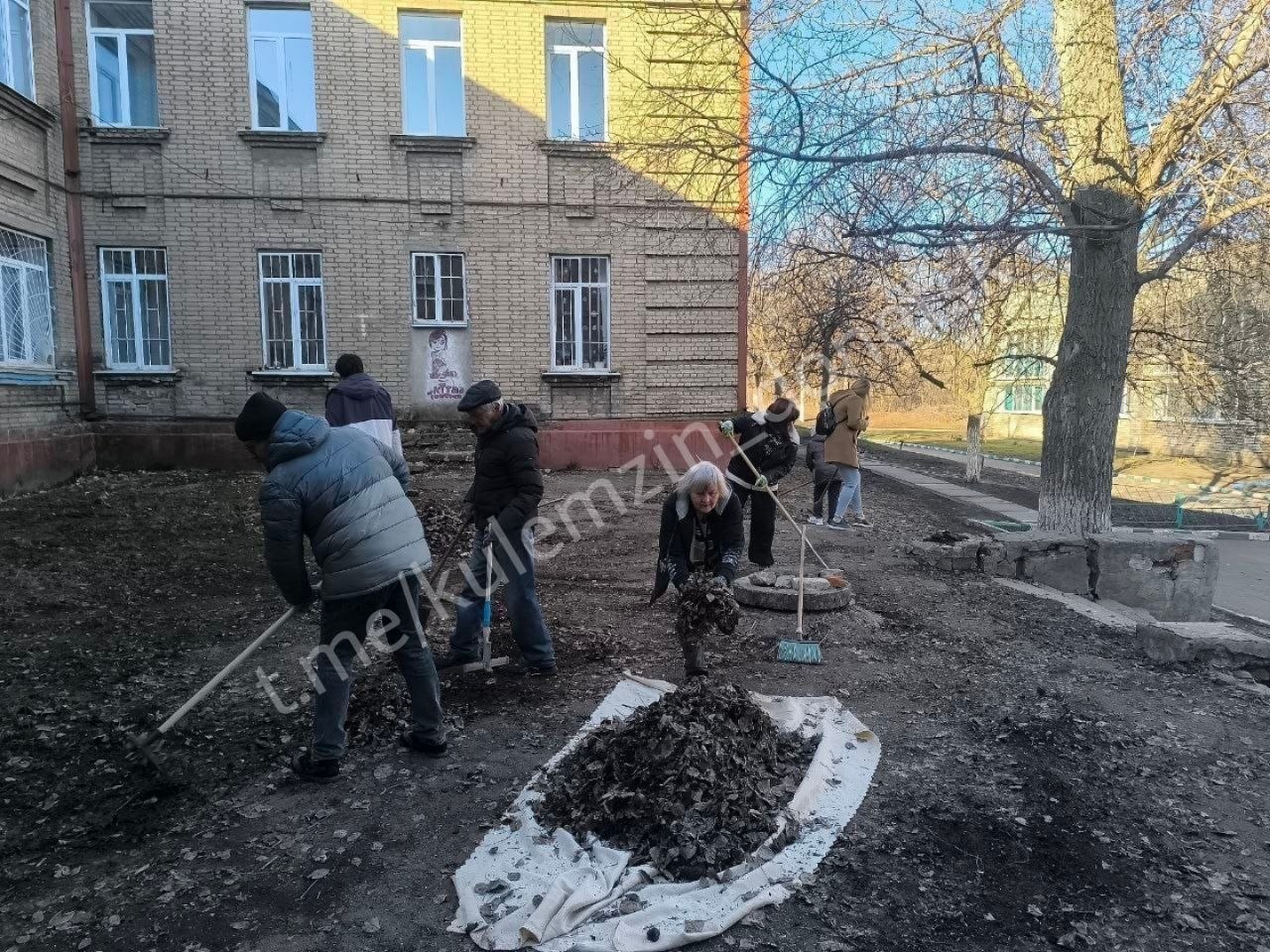 Алексей Кулемзин: Сотрудники управления по физической культуре и спорту, а также культурных и спортивных учреждений не остались в стороне и приняли активное участие в субботнике! Алексей Кулемзин: Сотрудники управления по физической культуре и спорту, а также культурных и спортивных учреждений не остались в стороне и приняли активное участие в субботнике!