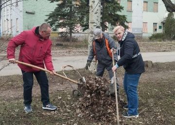 Иван Адамец: В Куйбышевском районе в рамках общегородского субботника сотрудники Единого регионального фонда по обслуживанию МКД вместе с жителями благоустроили придомовые территории многоквартирных домов