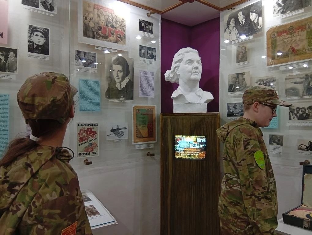 Юнармейцы ВПСК "Легионеры" города Донецк Барышева Виолетта, Кравченко Вячеслав, Скидан Максим и Нагин Радион 21 марта совершили поездку в г. Старобешево по местам боевой славы защитников Донбасса лета 2014 года - это группа... Юнармейцы ВПСК "Легионеры" города Донецк Барышева Виолетта, Кравченко Вячеслав, Скидан Максим и Нагин Радион 21 марта совершили поездку в г. Старобешево по местам боевой славы защитников Донбасса лета 2014 года - это группа...