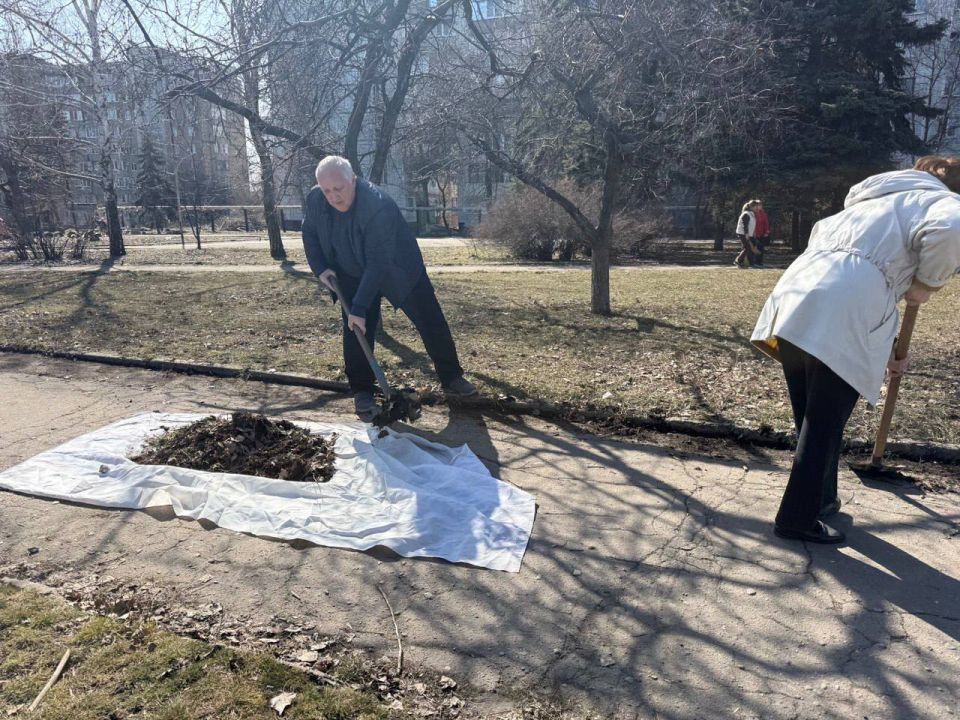 В Горняцком районе состоялся общегородской субботник В Горняцком районе состоялся общегородской субботник