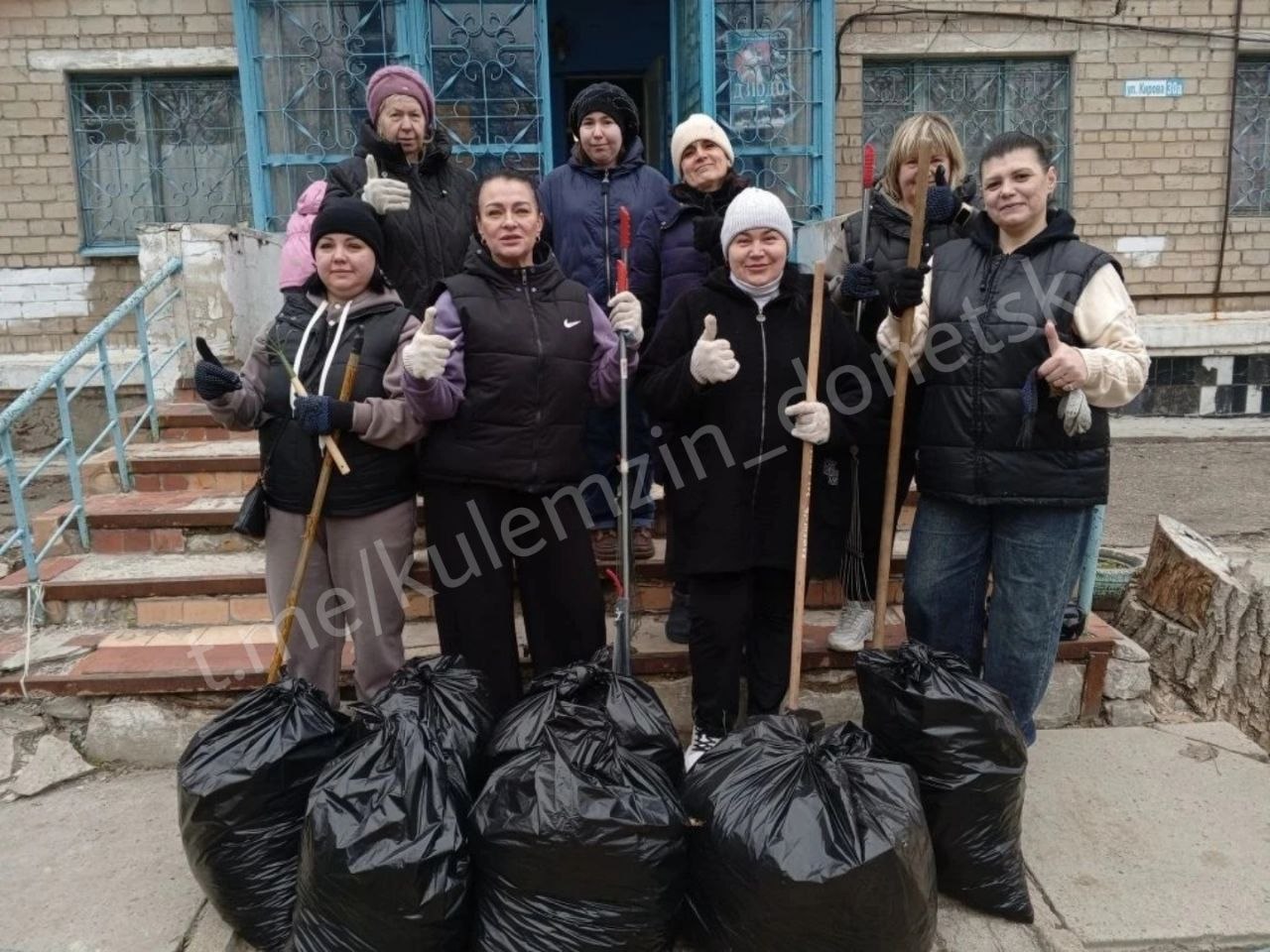 Алексей Кулемзин: Сотрудники управления по физической культуре и спорту, а также культурных и спортивных учреждений не остались в стороне и приняли активное участие в субботнике! Алексей Кулемзин: Сотрудники управления по физической культуре и спорту, а также культурных и спортивных учреждений не остались в стороне и приняли активное участие в субботнике!