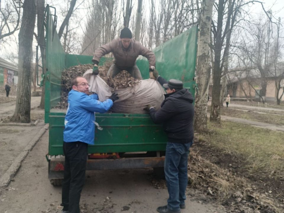 Сегодня, 21 марта 2025 года, в рамках проекта "Донбасс Наш Дом", реализуемого Единой Россией, в Кировском районе города Донецк состоялся субботник по адресу: ул. Павла Колодина Сегодня, 21 марта 2025 года, в рамках проекта "Донбасс Наш Дом", реализуемого Единой Россией, в Кировском районе города Донецк состоялся субботник по адресу: ул. Павла Колодина