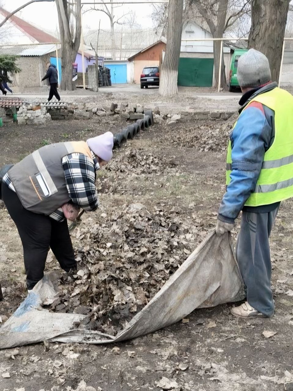 В Шахтерске приводят в порядок придомовые территории