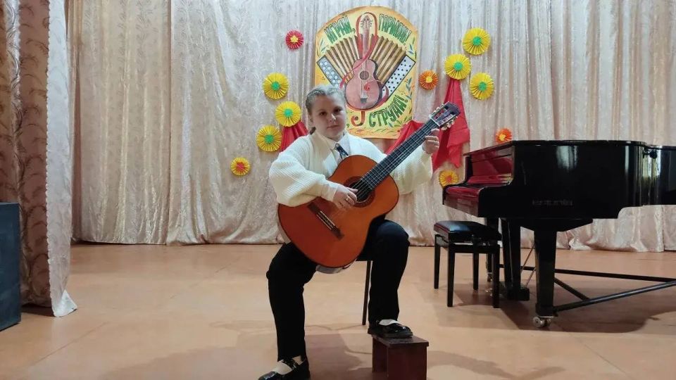 21 марта двери концертного зала Зугрэсской детской школы искусств вновь открылись для участников VIII Открытого фестиваля-конкурса исполнителей на народных инструментах и классической гитаре "Играй, гармонь! Звени, струна!" 21 марта двери концертного зала Зугрэсской детской школы искусств вновь открылись для участников VIII Открытого фестиваля-конкурса исполнителей на народных инструментах и классической гитаре "Играй, гармонь! Звени, струна!"